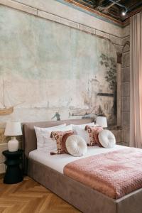 Gallery 7 Heritage Apartment - LoftAffair Collection