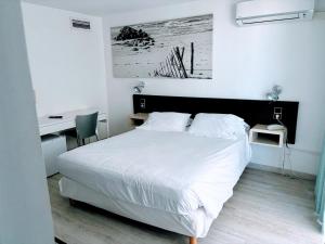 Double Room with Partial Sea View room in Brasilia Hôtel