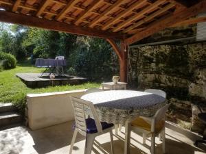 Maisonnette dans un écrin de pierre et de verdure
