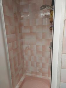 Sejours chez l'habitant chez Fred : Chambre Double avec Salle de Bains Privative