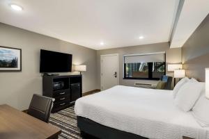 Junior Suite with King Bed - Non-Smoking room in Best Western Antlers