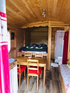 Campings Camping, Hotel De Plein Air Les Cariamas : Chambre Triple Standard