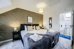 30 percent monthly deal on 3 BR house, Sleeps 6 with Full kitchen, garden and free parking - FREE WI-fi near Milton Keynes Bowl - 弗特威克