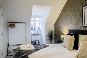 3 BedRoom house, Sleeps 6 with Full Kitchen, Garden and Free Parking - FREE Wi-Fi near Milton Keynes Bowl