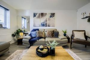 3 Bedroom House with Full Kitchen, Garden and free parking - FREE Wi-Fi near Milton Keynes Bowl - 1BYC