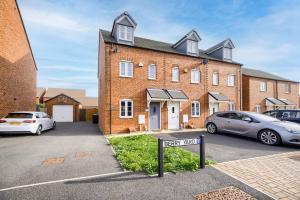 3 Bedroom House with Full Kitchen, Garden and free parking - FREE Wi-Fi near Milton Keynes Bowl - 1BYC