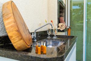 Apto com churrasqueira a 300m da Praia da Enseada