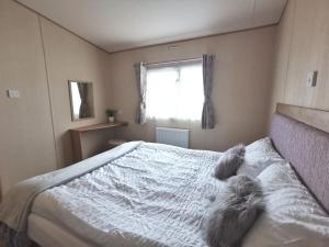 Hiking in Snowdonia? Sea, beach and mountains view