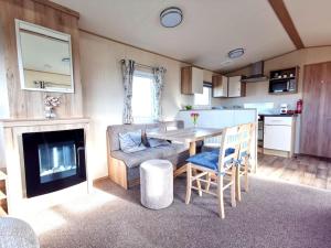 Hiking in Snowdonia? Sea, beach and mountains view