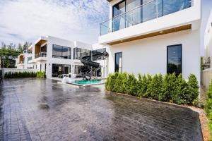 BOSS Luxury PoolVilla Pattaya Bang Saray Beach 8 Bedrooms