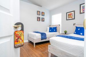 Magical 5-Bedroom Retreat w Pool, 3 Ensuite Bedrooms, Near Disney, and Internet!