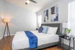 Magical 5-Bedroom Retreat w Pool, 3 Ensuite Bedrooms, Near Disney, and Internet!