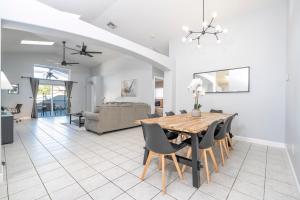 Magical 5-Bedroom Retreat w Pool, 3 Ensuite Bedrooms, Near Disney, and Internet!