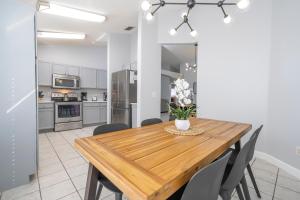 Magical 5-Bedroom Retreat w Pool, 3 Ensuite Bedrooms, Near Disney, and Internet!