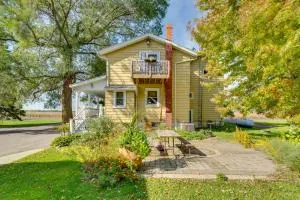 Quaint and Family-Friendly Watertown Farmhouse! - اوكونوموووك