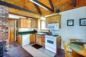 Hot Tub and Deck Big Bear City Cabin Near Skiing