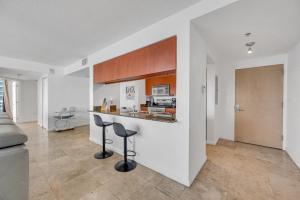 *LUXURIOUS HIGHRISE 2BRCONDO BRICKELL- WATERVIEWS*