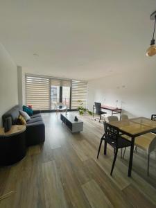 AMPLIO ILUMINADO CÓMODO, 3 HABITACIONES INTERNET