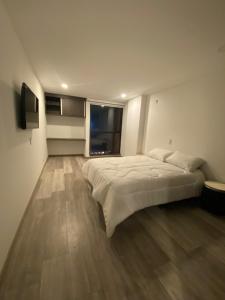 AMPLIO ILUMINADO CÓMODO, 3 HABITACIONES INTERNET