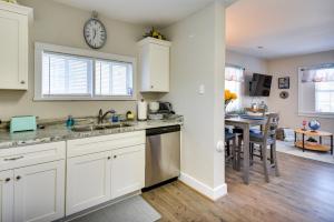 Hampton Home with Grill Less Than 1 Mi to Beach!