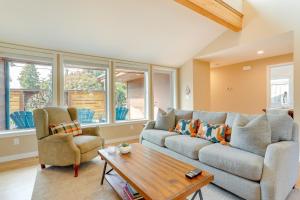 Near Eats and Brews! Beautiful Seattle Home with Patio