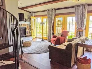 Cottage on the Mississippi Venue and dog friendly - Kewanee
