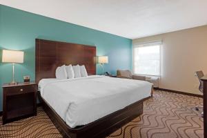 King Room - Non-Smoking room in Best Western Plus Lonoke Hotel