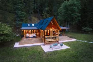 The Kootenay Lake House - A Private Luxury Retreat - Needles
