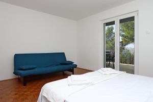 Apartments by the sea Omisalj, Krk - 5298