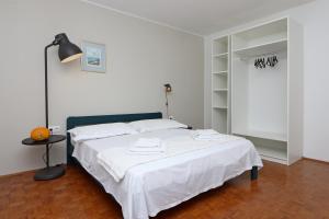 Apartments by the sea Omisalj, Krk - 5298