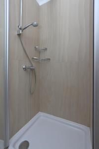 Apartments by the sea Omisalj, Krk - 5298