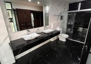 LONGVIEW HOME-STUDIOS