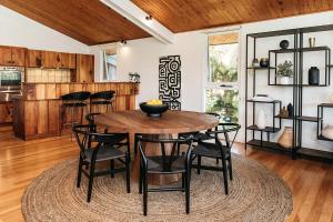 Cape Breeze - 5 BR home with headland views