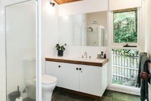 Cape Breeze - 5 BR home with headland views