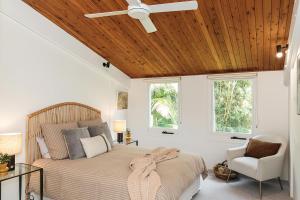 Cape Breeze - 5 BR home with headland views