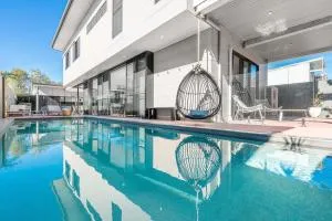 Catalinas - Byron Bay villa near beach with pool - Minynon