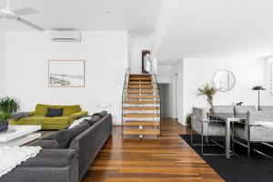 Clique 2 - moments from Main Beach with pool