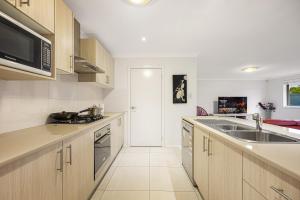 Jordan Springs classic sweet 4Br home WiFi&Parking