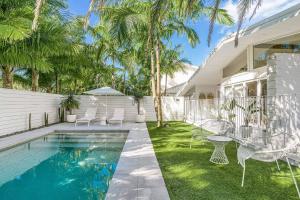 The Chalet - designer 3 BR retreat with pool