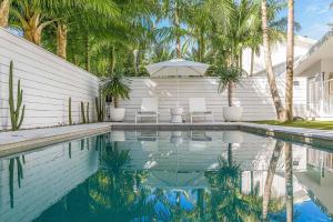 The Chalet - designer 3 BR retreat with pool