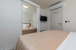 Apartments with parking space Omis - 20689