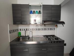 apartamento comodo, iluminado, cerca al estadio y la estacion del metro