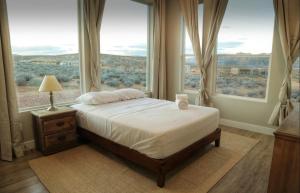 Page Arizona border town- Grand Serenity room with Mesa Views
