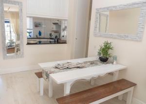 Waterfront - 8 commodore life on the water 3 BR