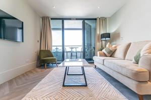 1BR Apt - Balcony - River View