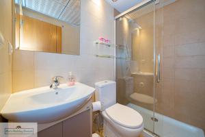 Luxury 2 Bed 2 Bath Apartment with pool