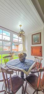 Duplex Floresta Negra - Sua Base perfeita em Gramado! Ótima LOCALIZAÇÃO LAGONegro 500m - 02 Quartos e 02 Banheiros para FAMILIA em CONDOMINIO FECHAD0, cozinha completa com GARAGEM e portaria 24h