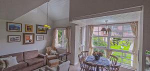 Duplex Floresta Negra - Sua Base perfeita em Gramado! Ótima LOCALIZAÇÃO LAGONegro 500m - 02 Quartos e 02 Banheiros para FAMILIA em CONDOMINIO FECHAD0, cozinha completa com GARAGEM e portaria 24h