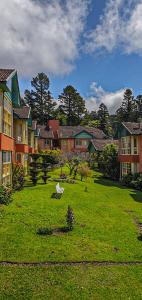 Duplex Floresta Negra - Sua Base perfeita em Gramado! Ótima LOCALIZAÇÃO LAGONegro 500m - 02 Quartos e 02 Banheiros para FAMILIA em CONDOMINIO FECHAD0, cozinha completa com GARAGEM e portaria 24h