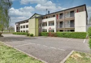 B&B HOTEL Clermont-Ferrand Le Brézet Aéroport - 奥比埃